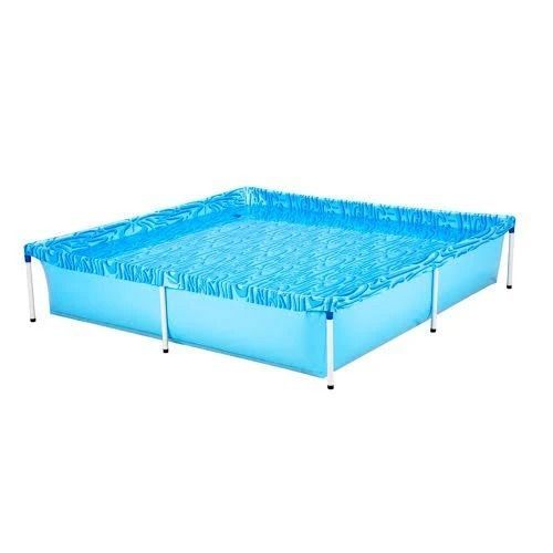 Piscina rectangular azul elevada con patas de soporte metálicas y cubierta superior.