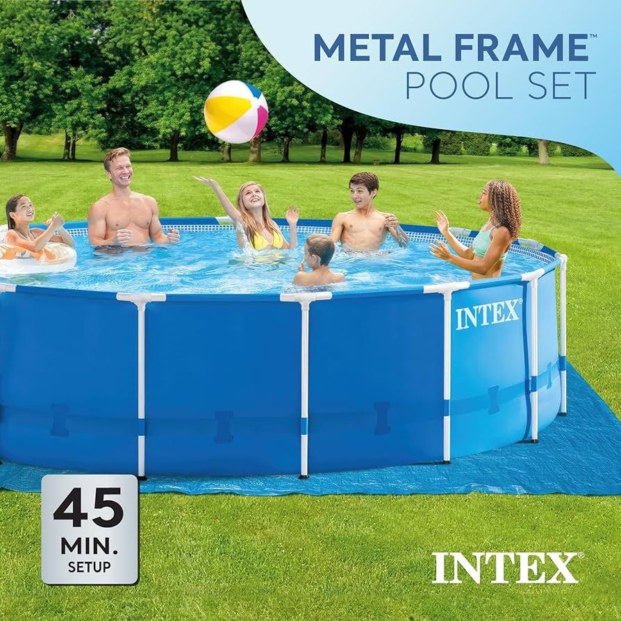 Conjunto de piscina Intex con estructura metálica y familia en una piscina elevada azul sobre un césped.