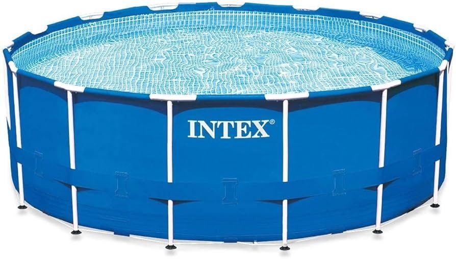 Conjunto de piscina Intex con estructura metálica y familia en una piscina elevada azul sobre un césped.
