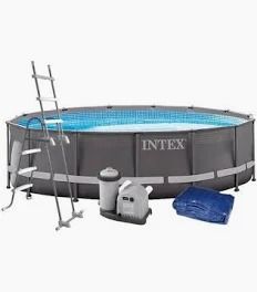 Kit de piscina desmontable Intex con escalera, cubierta y accesorios para la bomba.