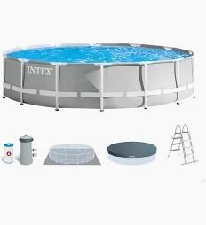 Kit de piscina desmontable Intex con escalera, cubierta y accesorios para la bomba.
