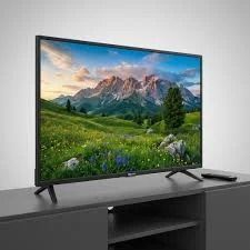 Televisor de pantalla plana que muestra una escena cósmica abstracta de color rojo y púrpura intenso sobre un fondo blanco.