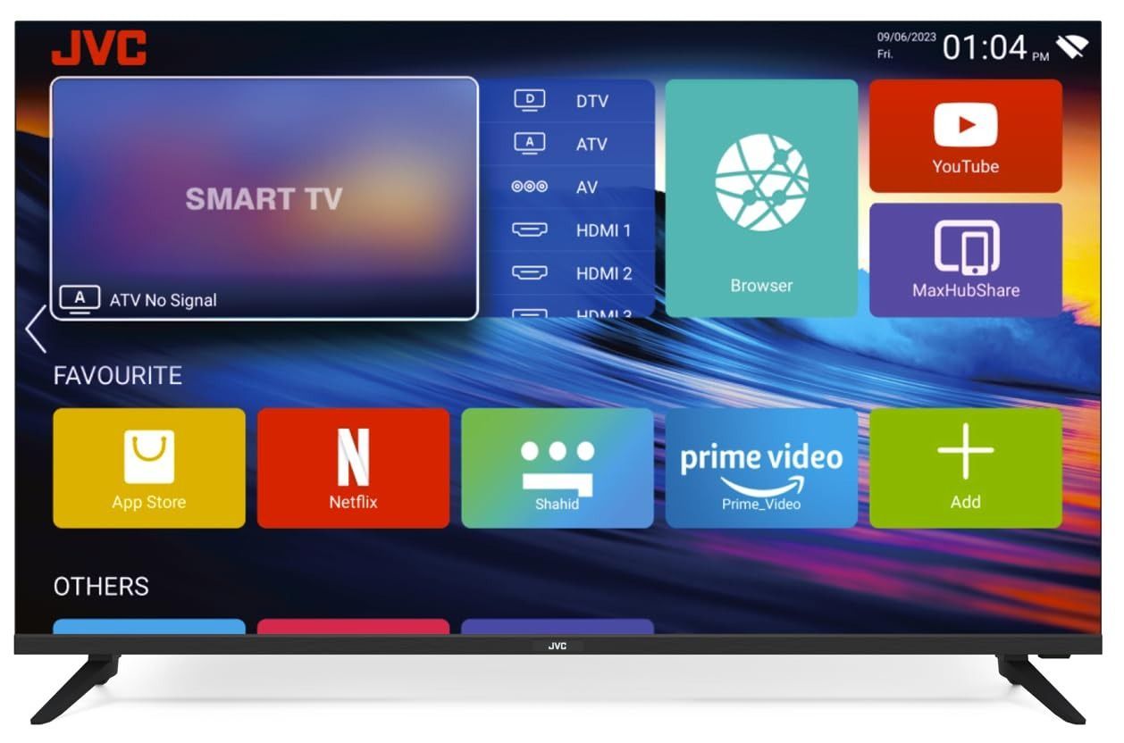 Televisor inteligente JVC 4K UHD QLED de 50 pulgadas con pantalla sin bordes sobre soporte plateado, que muestra un paisaje de puesta de sol.
