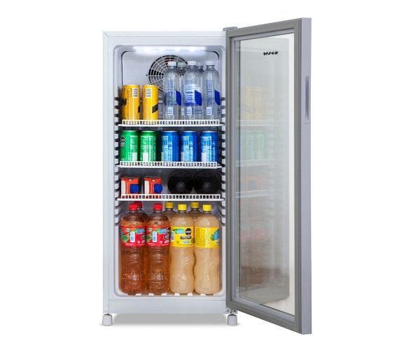 Mininevera abierta, llena de bebidas y latas de colores variados, con la puerta entreabierta.
