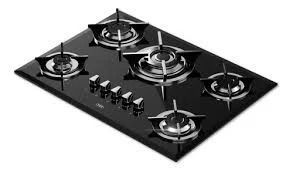 Placa de gas negra con cinco quemadores y mandos de control centrales sobre una superficie brillante.