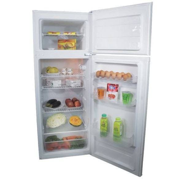 Refrigerador blanco con congelador superior sobre un fondo liso.