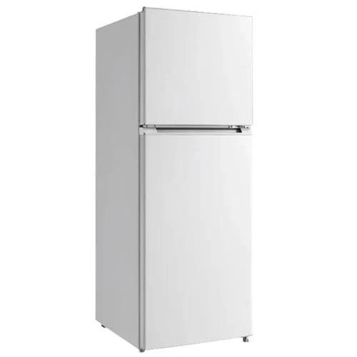 Refrigerador blanco de dos puertas con congelador superior sobre un fondo liso.