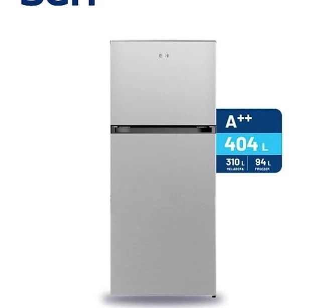 Frigorífico plateado de dos puertas con etiqueta azul A++ y distintivo de capacidad de 404 L.