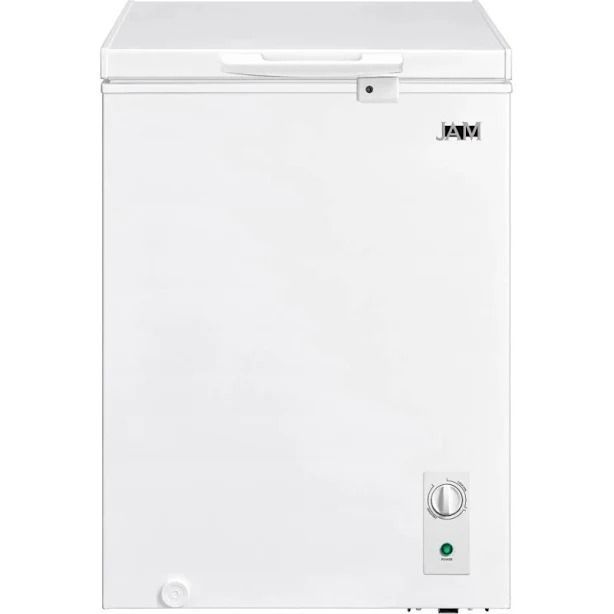 Congelador horizontal blanco con tapa superior y dial de temperatura frontal, aislado sobre un fondo blanco.
