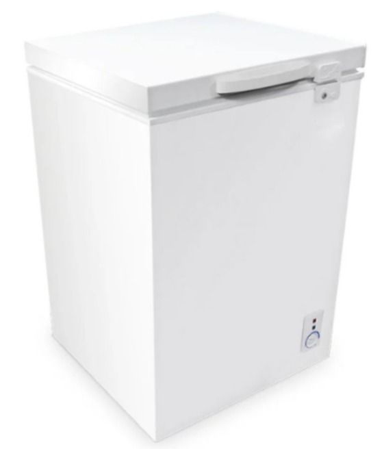 Congelador horizontal blanco con tapa superior y panel de control frontal, mostrado sobre un fondo liso.
