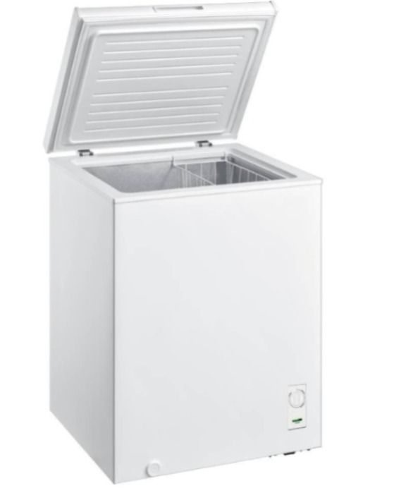 Congelador horizontal blanco con tapa superior y panel de control frontal, mostrado sobre un fondo liso.