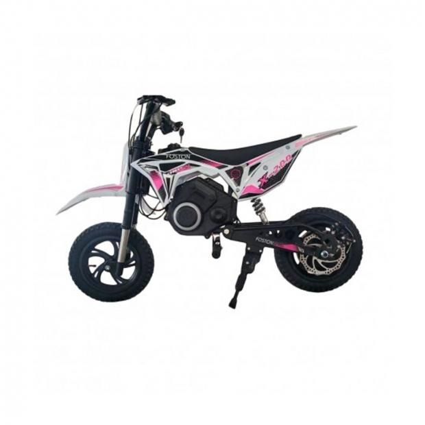 Minimoto de cross blanca y verde con ruedas negras sobre un fondo liso.