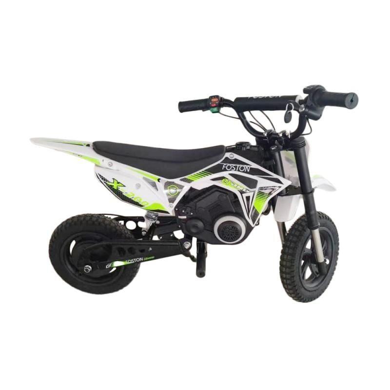 Minimoto de cross blanca y verde con ruedas negras sobre un fondo liso.
