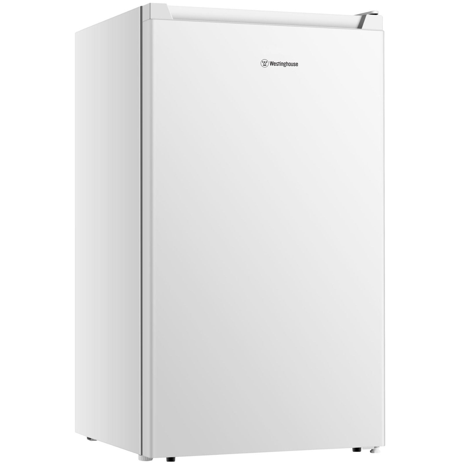 Refrigerador blanco abierto con estantes llenos de frascos, frutas y verduras, huevos, bebidas y una botella de agua.