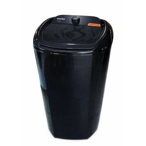 Lavadora portátil negra con tapa superior y perilla de control sobre un fondo blanco.