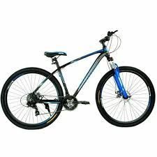 Bicicleta de montaña azul y negra sobre fondo blanco
