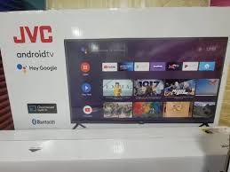 Pantalla de Smart TV con iconos de aplicaciones de streaming sobre un fondo azul de montaña y lago.