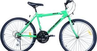 Bicicleta de montaña verde y negra sobre un fondo blanco