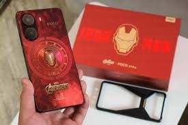 Superhéroe rojo con tres teléfonos TECNO desplegados sobre un fondo rojo rayado.