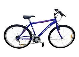 Bicicleta de montaña morada sobre fondo blanco