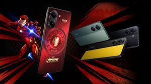 Superhéroe rojo con tres teléfonos TECNO desplegados sobre un fondo rojo rayado.