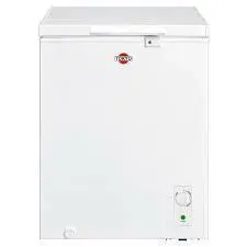 Congelador horizontal blanco con ruedas, tapa abatible y rejillas de ventilación laterales.