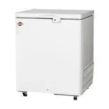 Congelador horizontal blanco con ruedas, tapa abatible y rejillas de ventilación laterales.