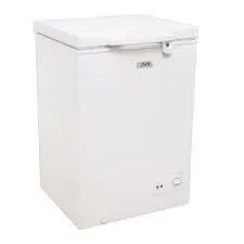 Congelador horizontal blanco con tapa superior y panel de control frontal sobre un fondo liso.