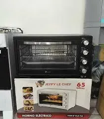 Horno eléctrico de sobremesa negro con puerta de cristal y pomos plateados, sobre su caja original.