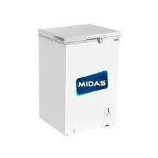 Congelador horizontal Midas blanco con logotipo azul, aislado sobre fondo blanco.