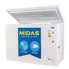 Congelador horizontal MIDAS blanco con panel frontal azul y tapa abierta, mostrado sobre un fondo liso.