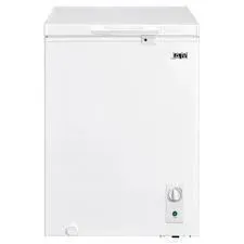 Congelador horizontal blanco con tapa superior y panel de control frontal sobre un fondo liso.
