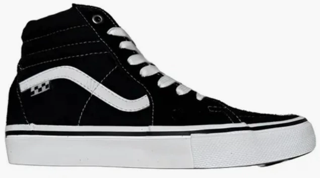 Zapatillas negras de caña alta con cordones blancos y una franja lateral blanca sobre fondo blanco.
