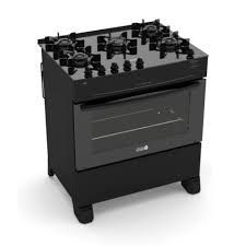 Cocina de gas independiente de color negro con cuatro quemadores y mandos de control frontales.