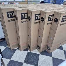 Televisor QLED de 70 pulgadas que muestra una imagen vibrante y colorida con los logotipos de las aplicaciones de streaming en pantalla.