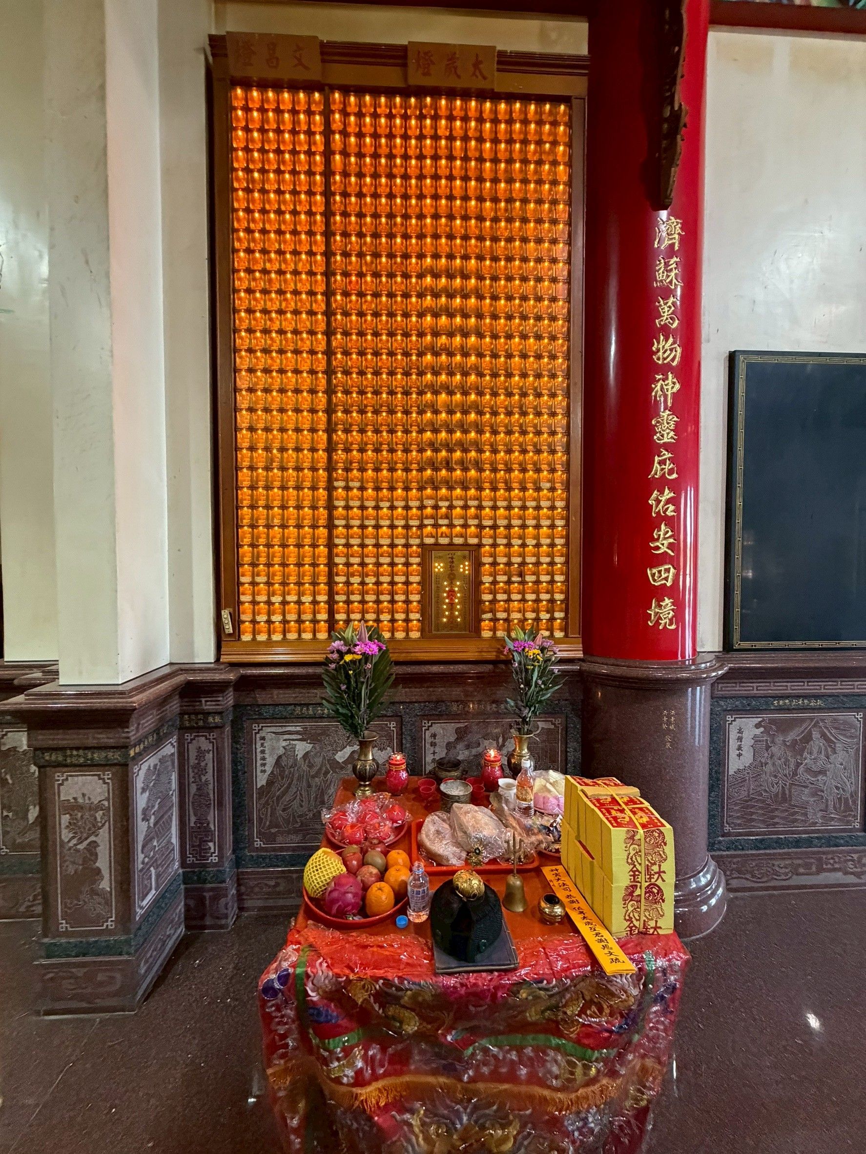 神龕內部設有祭壇。金窗前擺放著供品。右側有一根紅色柱子。
