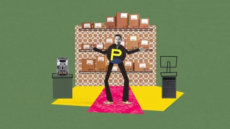 Een persoon in een zwart shirt met een gele 