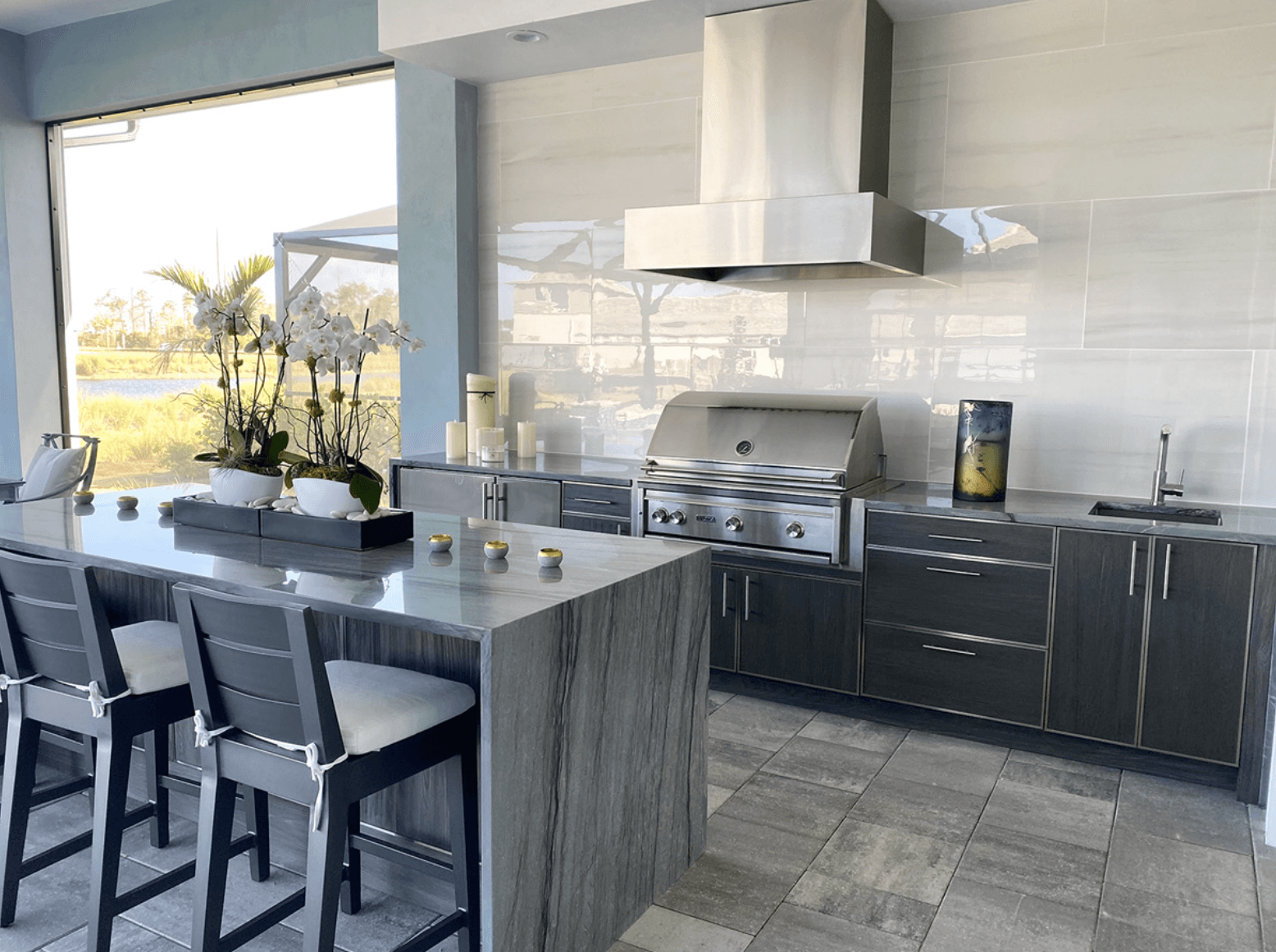 Modern Outdoor Kitchen