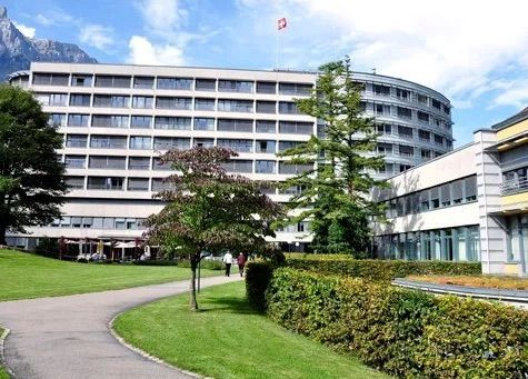 Ein großes Gebäude mit einer Schweizer Flagge darauf