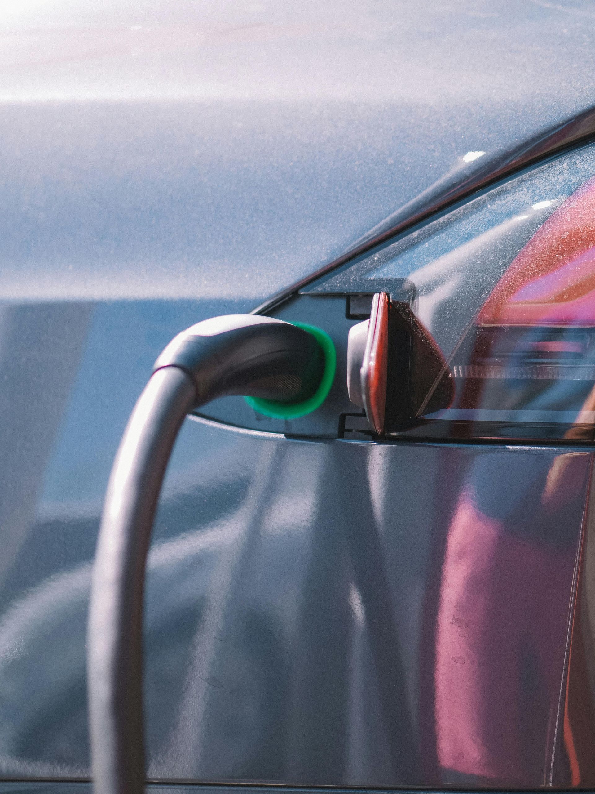 Ein Elektroauto wird an einer Ladestation aufgeladen