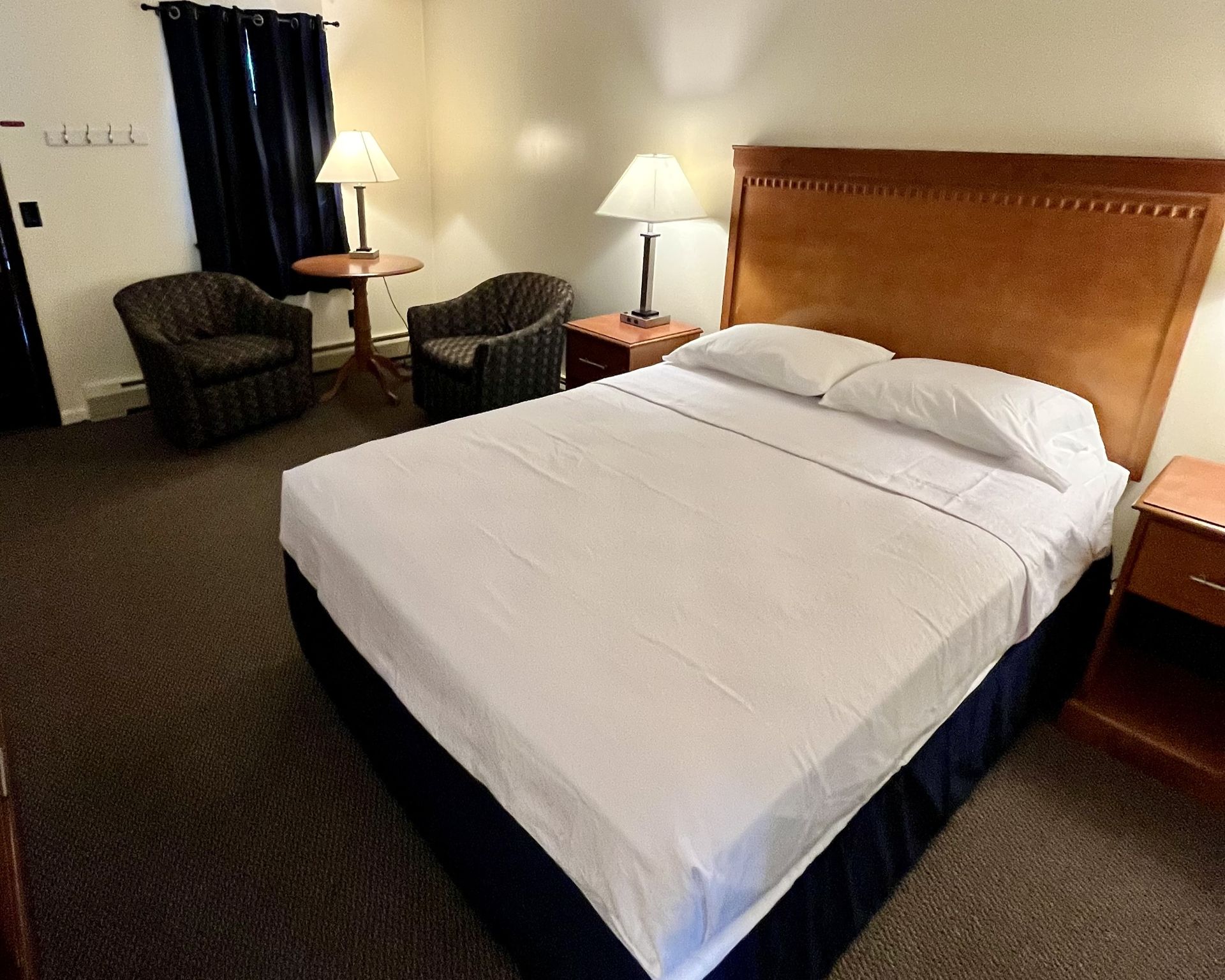 One Queen room
