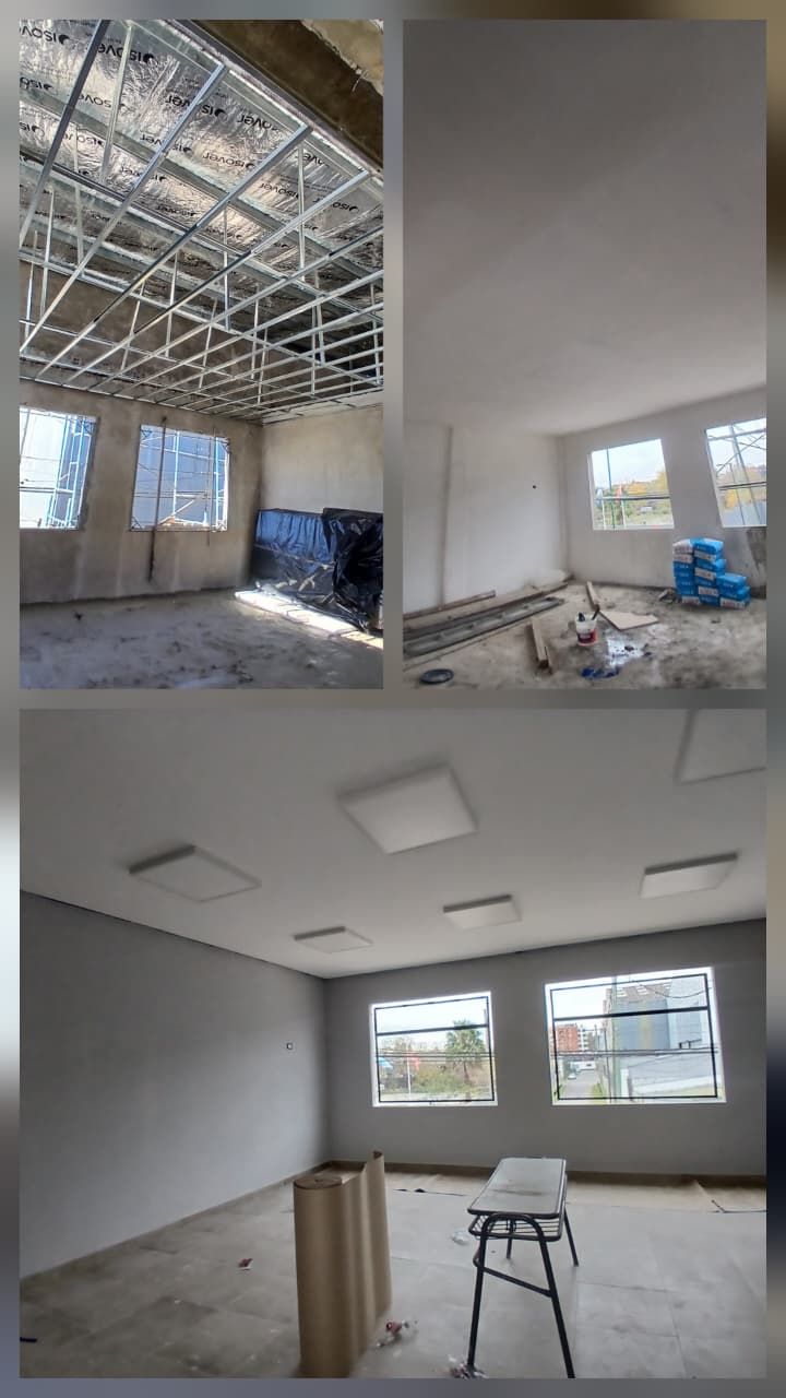 Tres vistas de una habitación parcialmente terminada y en construcción, con la estructura del techo a la vista.