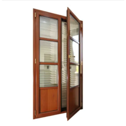 finestra a doppia anta color legno