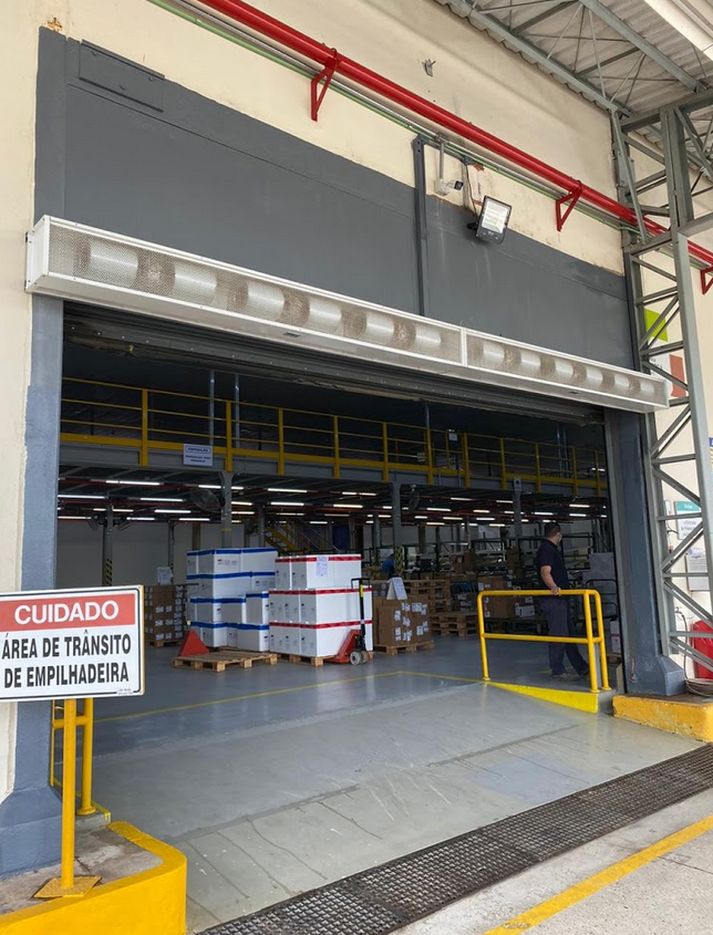 Entrada de indústria farmacêutica com cortina de ar industrial