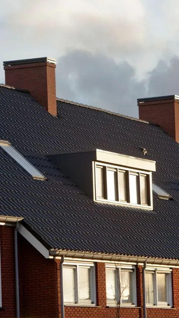 Stapsgewijze aanpak van dakherstelling door DWSN Dakwerken, van inspectie tot afwerking.
