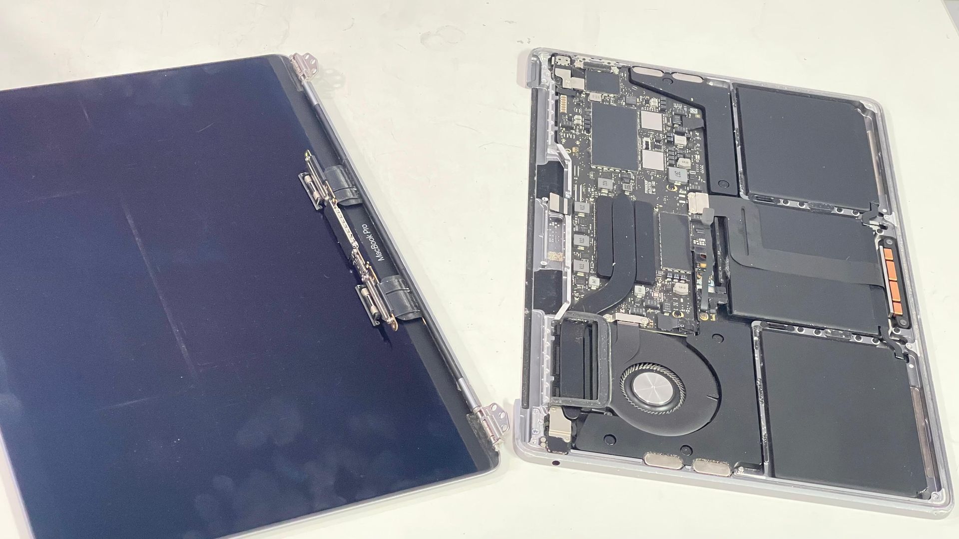 Se está desarmando una MacBook para mostrar su interior.