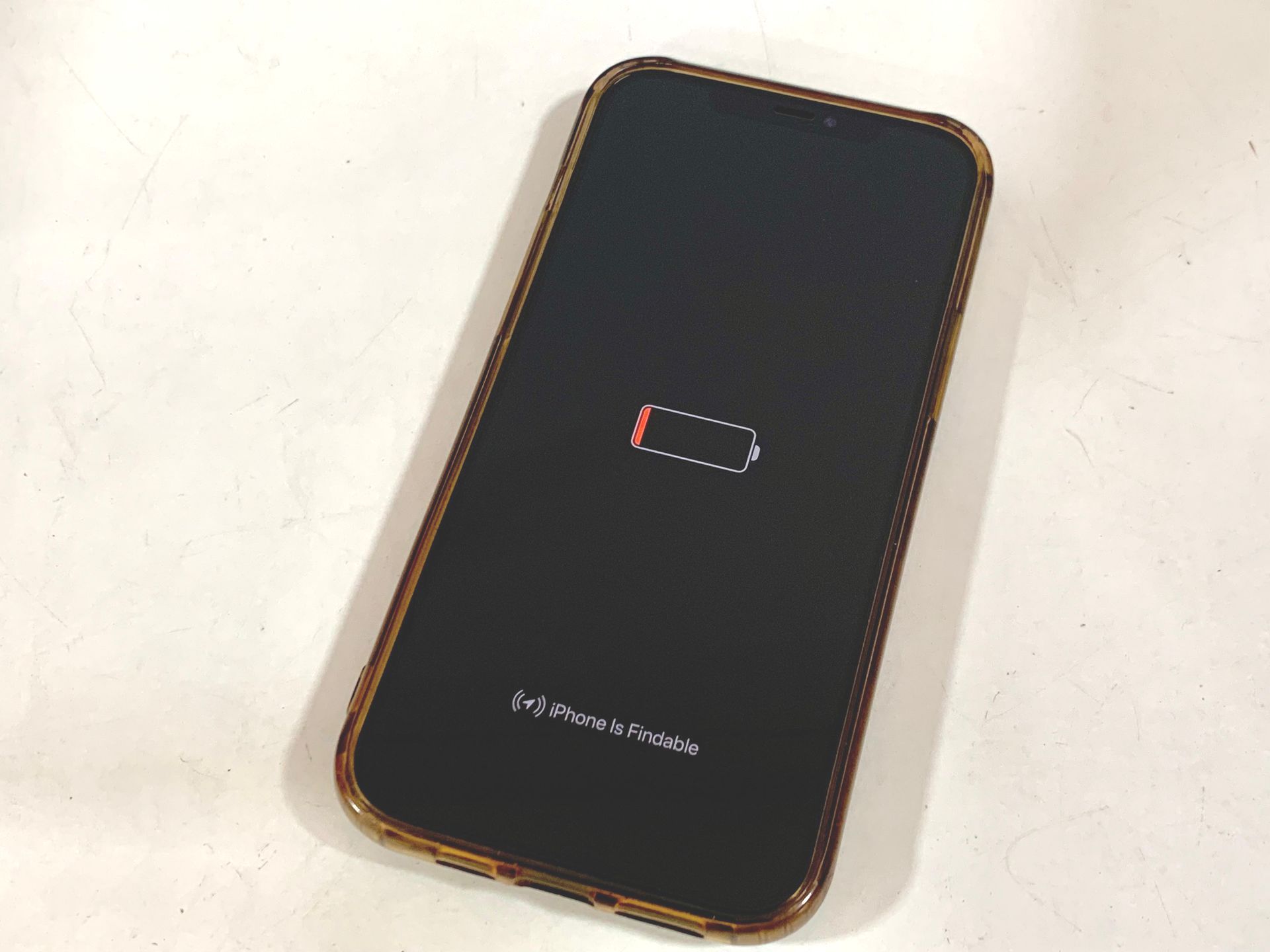 un iphone con el símbolo de batería baja en la pantalla
