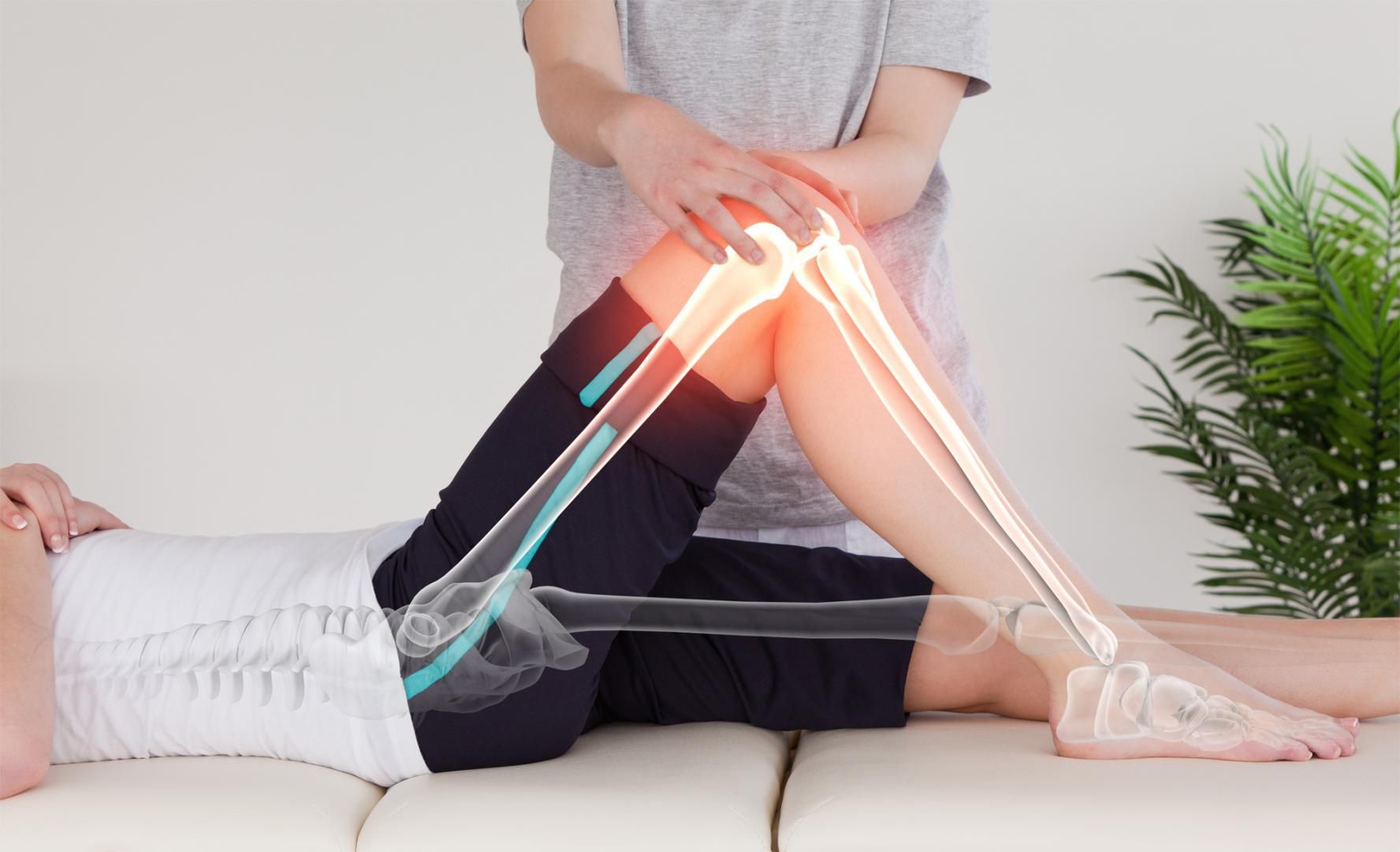 Une personne reçoit un massage du genou d'un médecin.