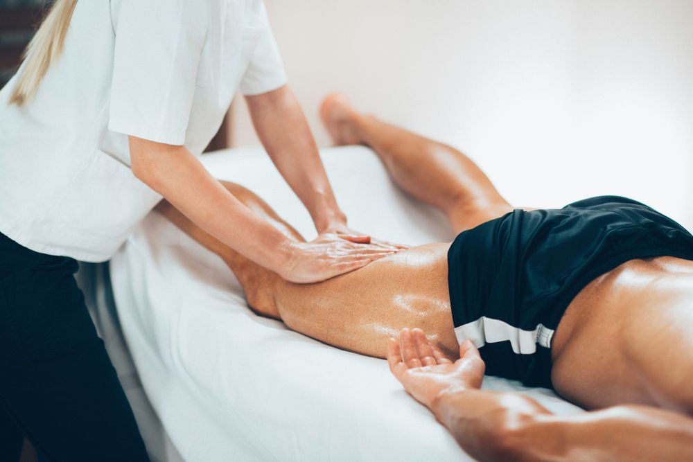 Un homme reçoit un massage d'une femme dans un spa.
