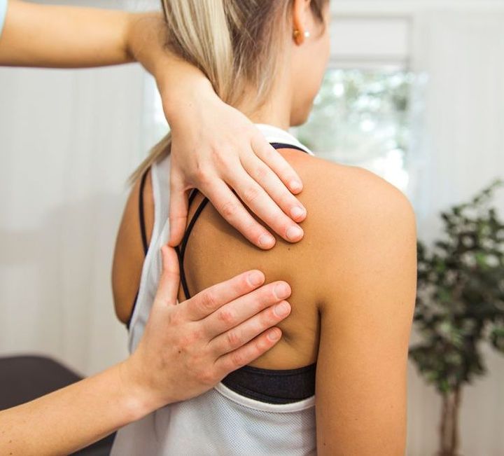 Une femme reçoit un massage d'un médecin.